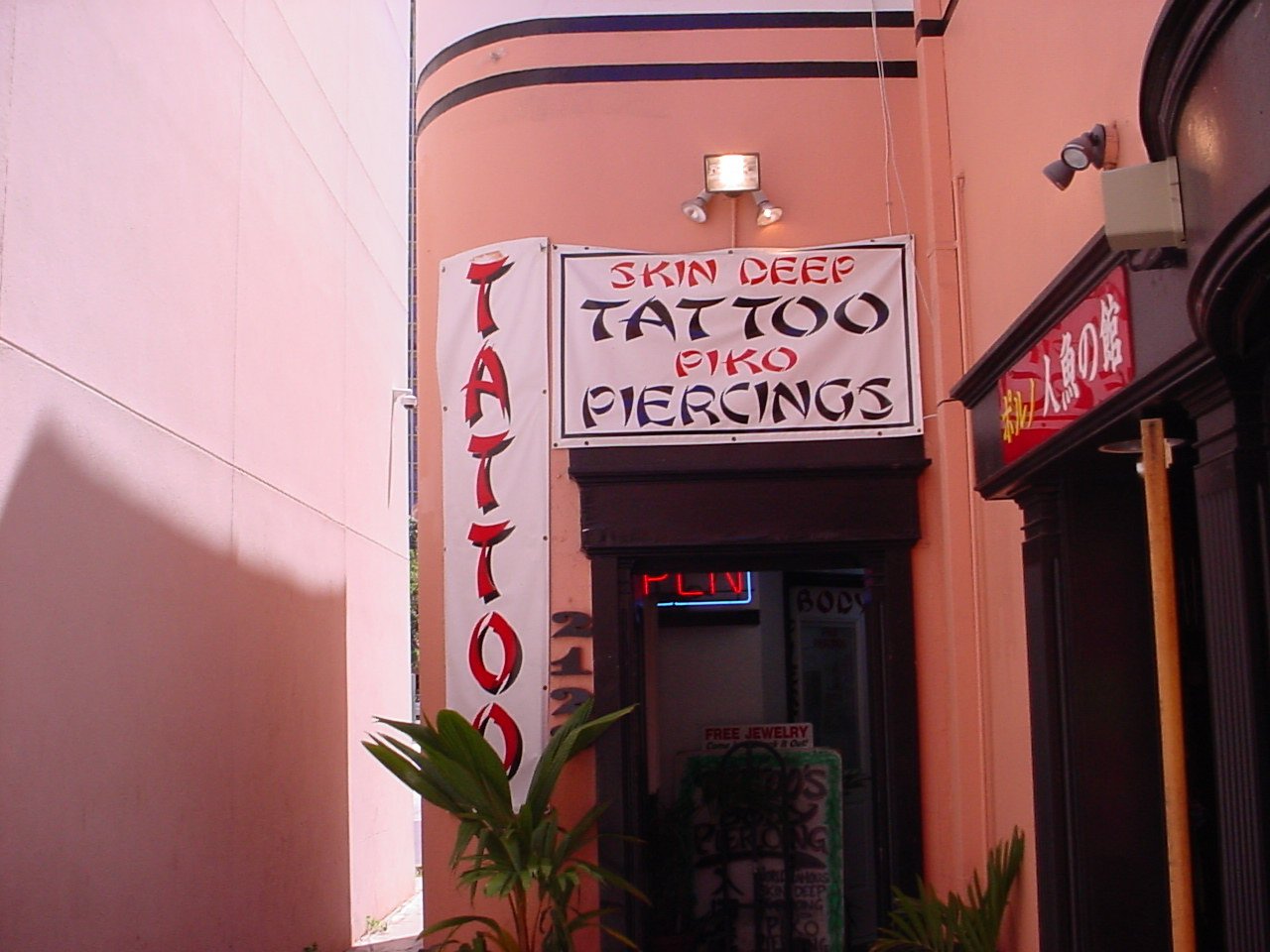 Skin Deep Tattoo studio, Waikiki HAWAII